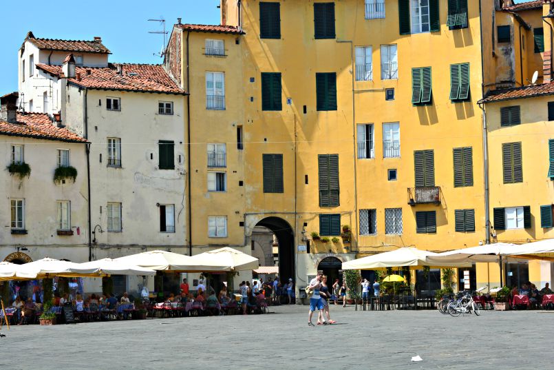 piazza dell'anfiteatro lucca