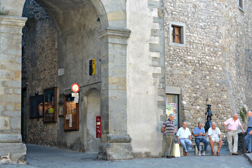 old men in piaza castelnuovo di garfagnana