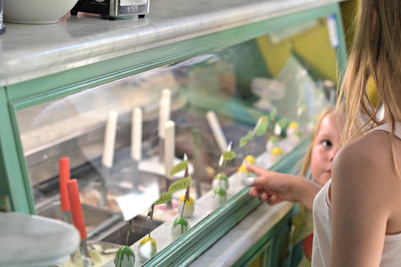 choosing gelato in castelnuovo di garfagnana