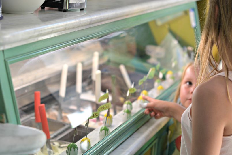 choosing gelato in castelnuovo di garfagnana