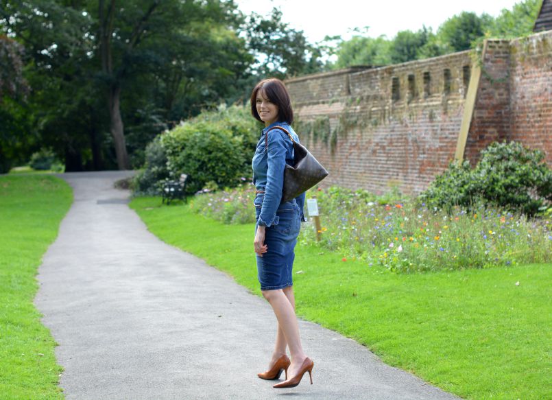 Denim pencil skirt | Denim shirt | Louis Vuitton Sully bag | Manolo Blahnik Crocodile shoes