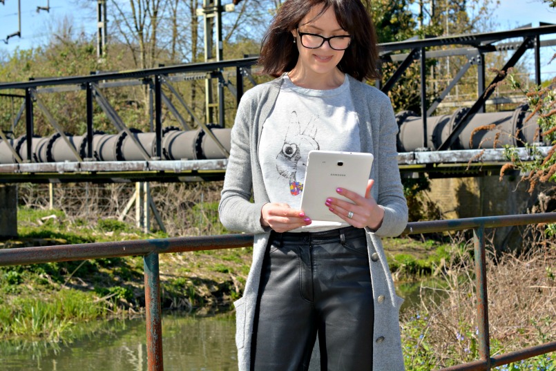 theory grey cashmere cardigan | chloe t-shirt | samsung tablet| jigsaw leather trousers