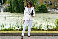 How to wear all white over 40 - White blazer White skinny jeans Black clutch Black high heel sandals - details on retrochicmama.com