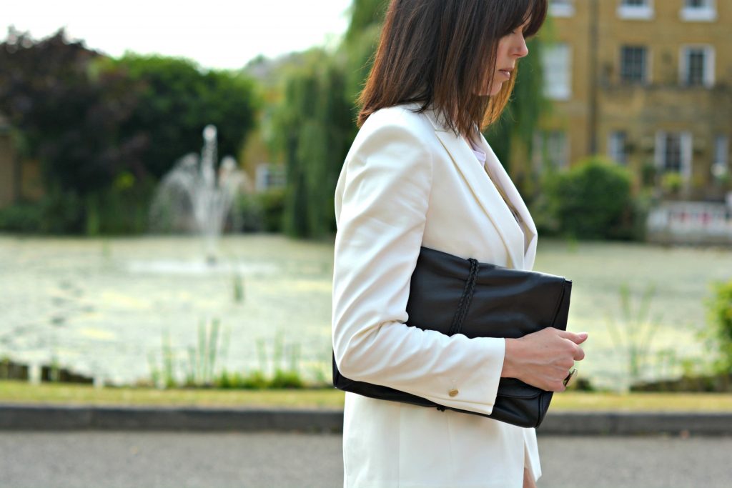 How to wear all white over 40 - White blazer White skinny jeans Black clutch Black high heel sandals - details on retrochicmama.com