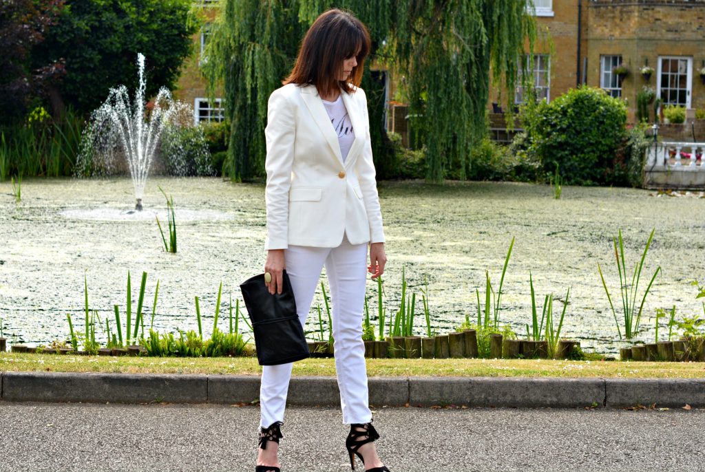 How to wear all white over 40 - White blazer White skinny jeans Black clutch Black high heel sandals - details on retrochicmama.com