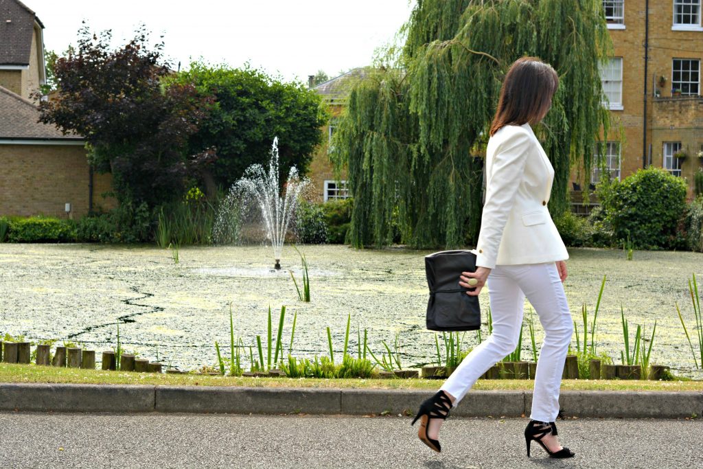 How to wear all white over 40 - White blazer White skinny jeans Black clutch Black high heel sandals - details on retrochicmama.com