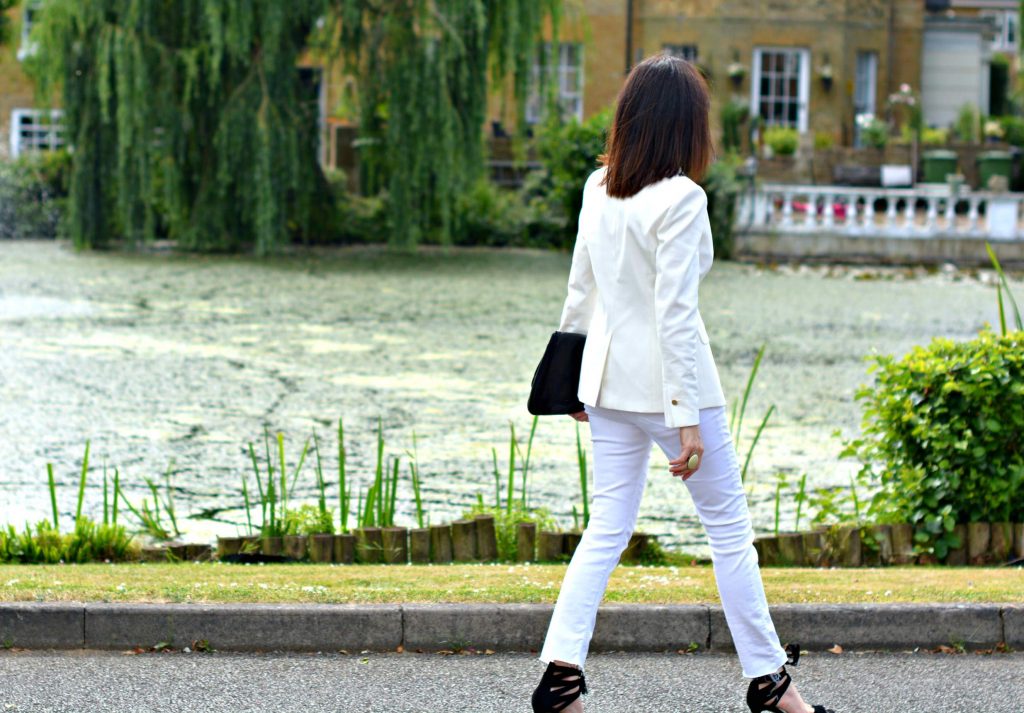 How to wear all white over 40 - White blazer White skinny jeans Black clutch Black high heel sandals - details on retrochicmama.com