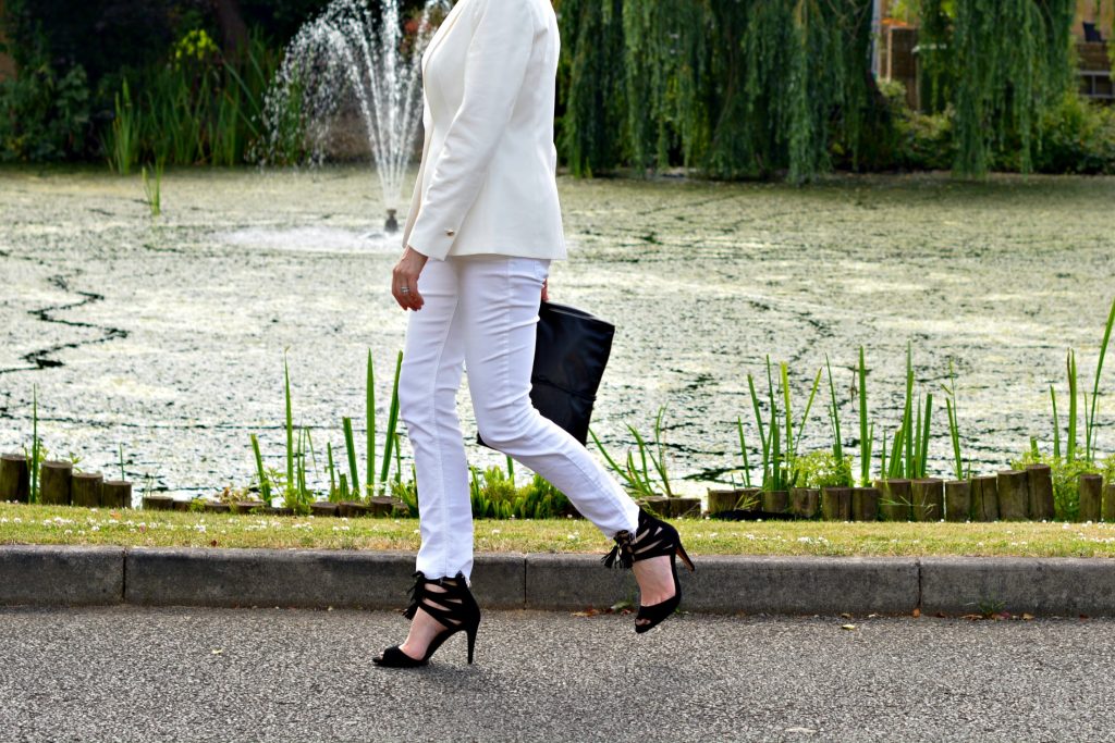 How to wear all white over 40 - White blazer White skinny jeans Black clutch Black high heel sandals - details on retrochicmama.com