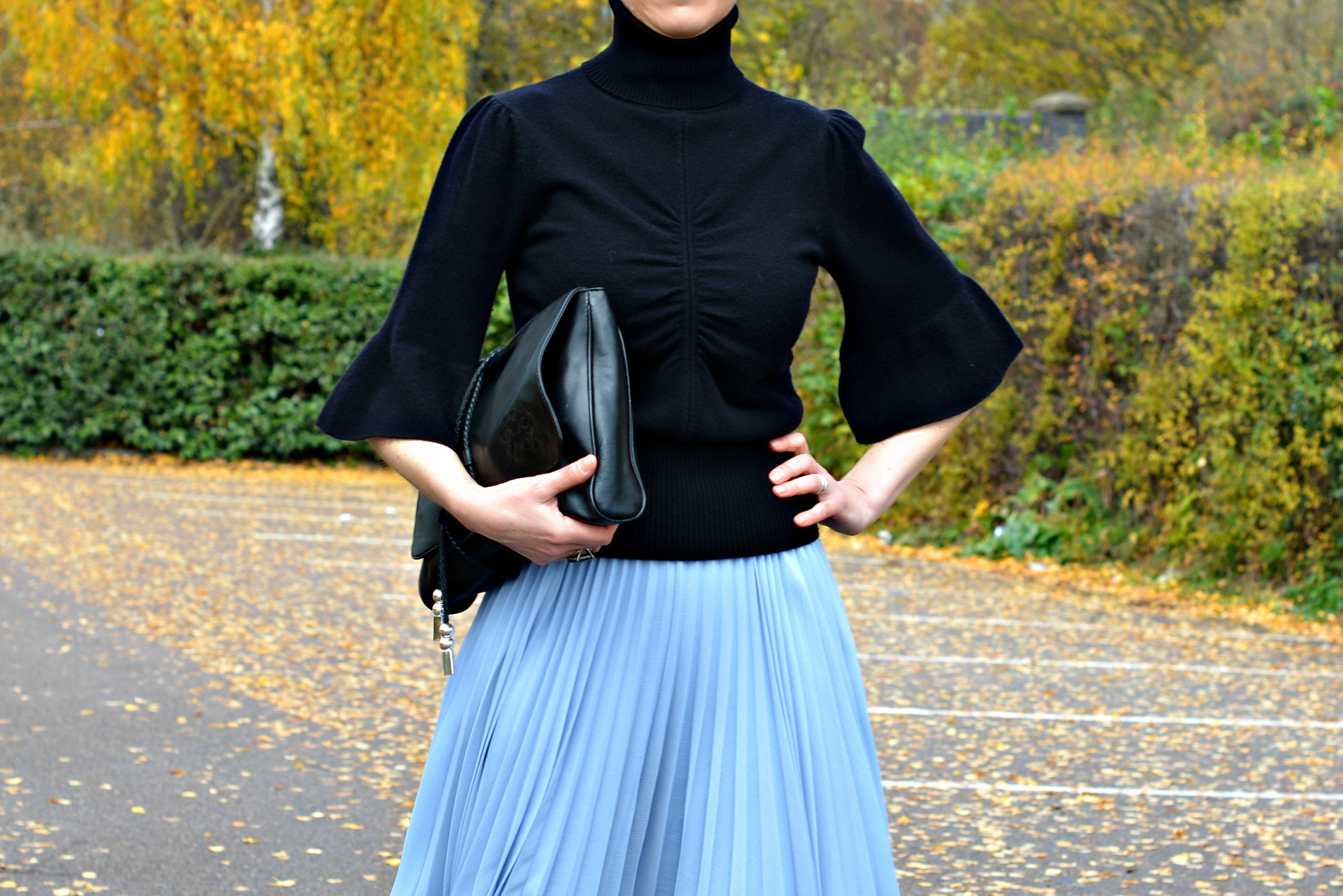 How to wear a pleated skirt in Winter