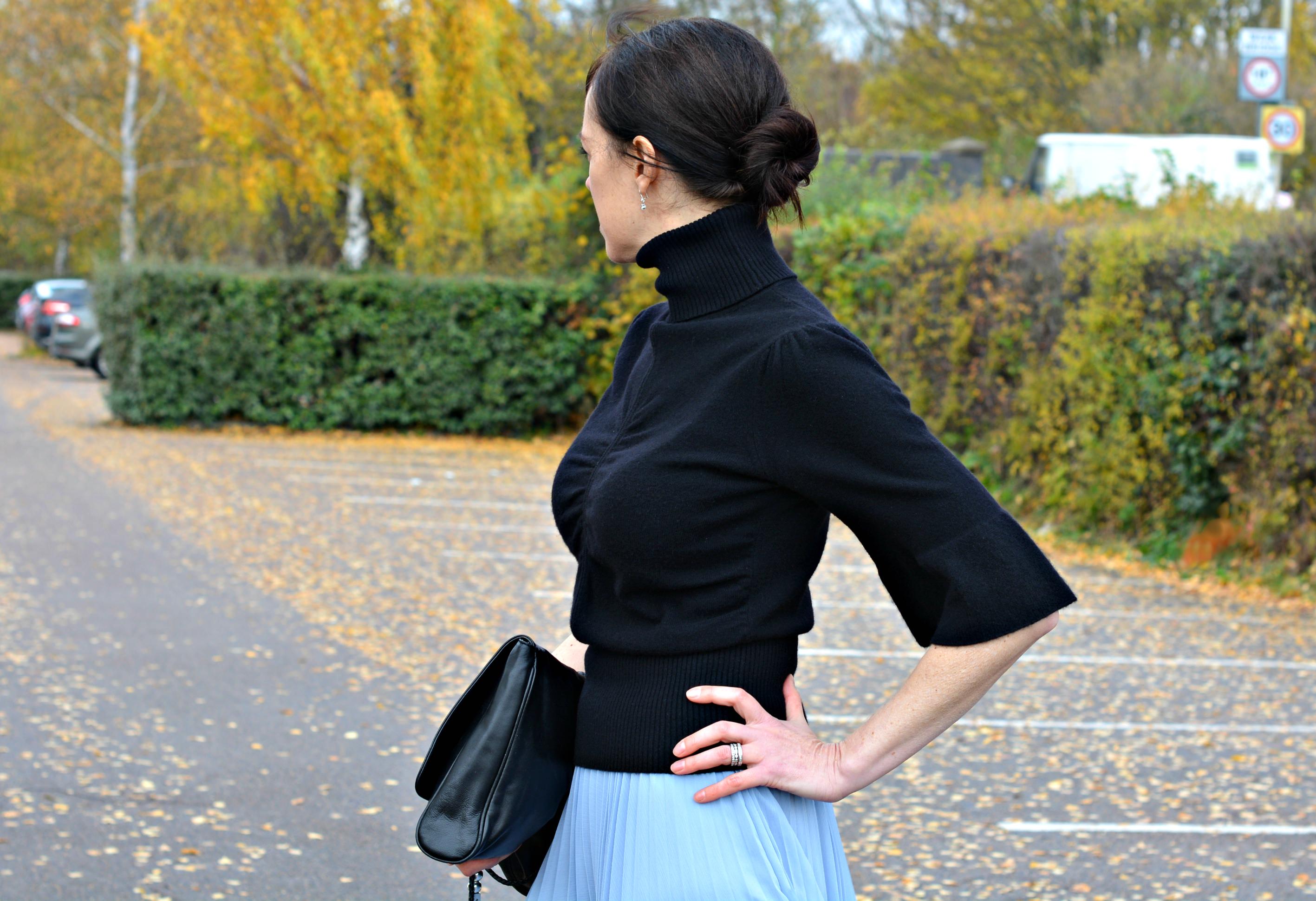 How to wear a pleated skirt in Winter
