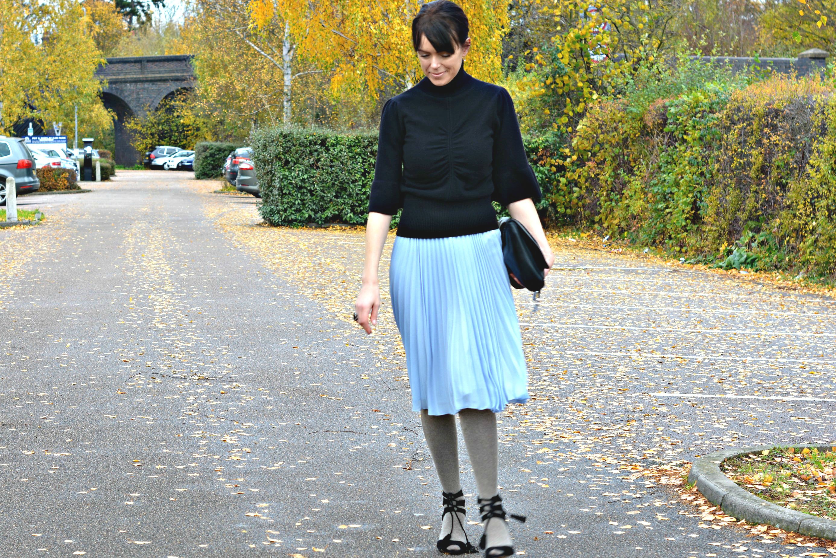 How to wear a pleated skirt in Winter