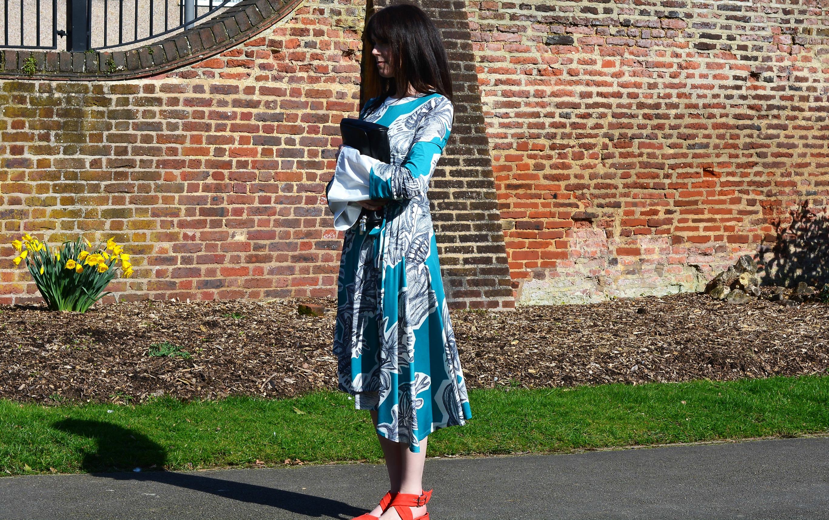 How to get killer statement sleeves | Finery scribble print blue dress | Finery white top fluted sleeves underneath