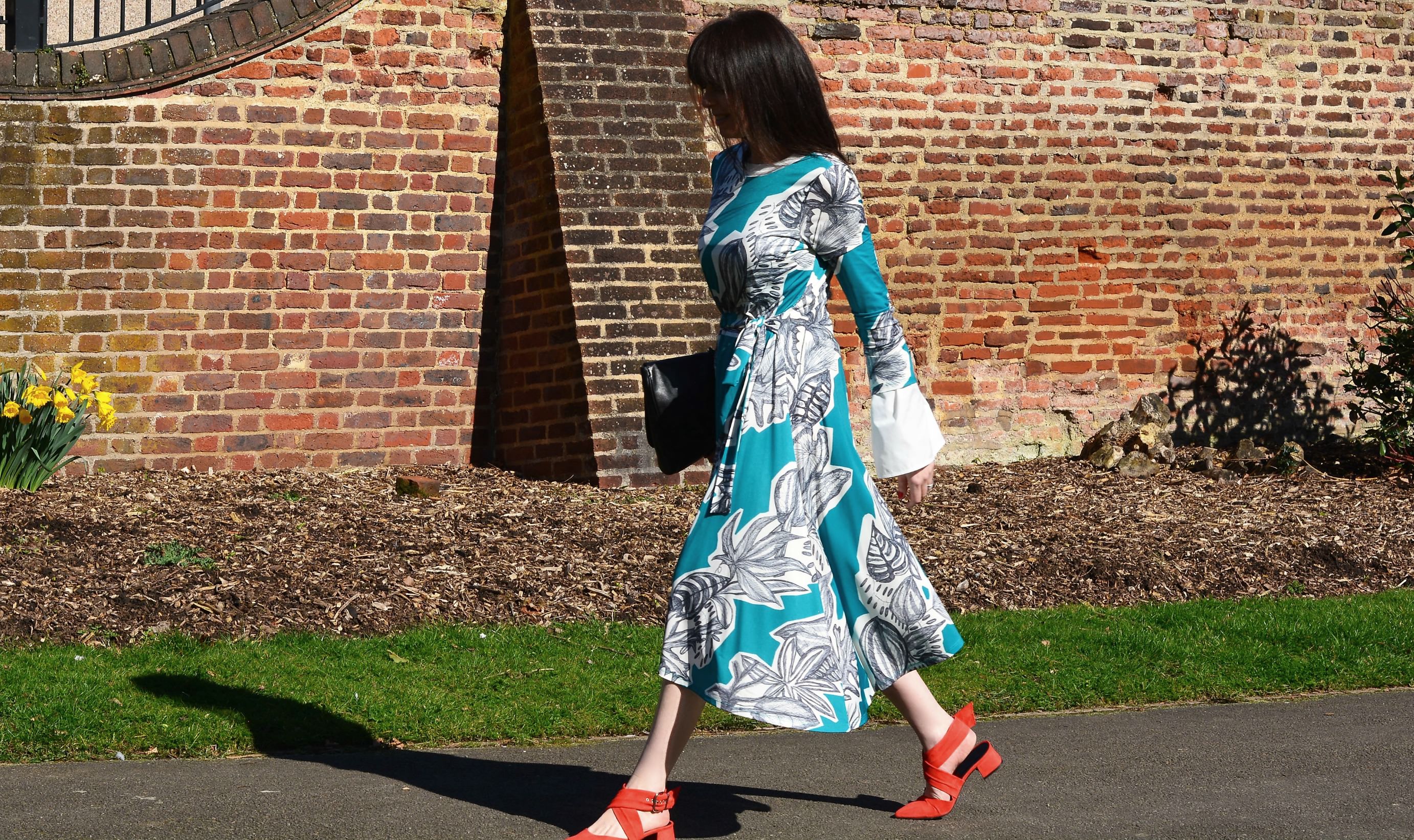 How to get killer statement sleeves | Finery scribble print blue dress | Finery white top fluted sleeves underneath