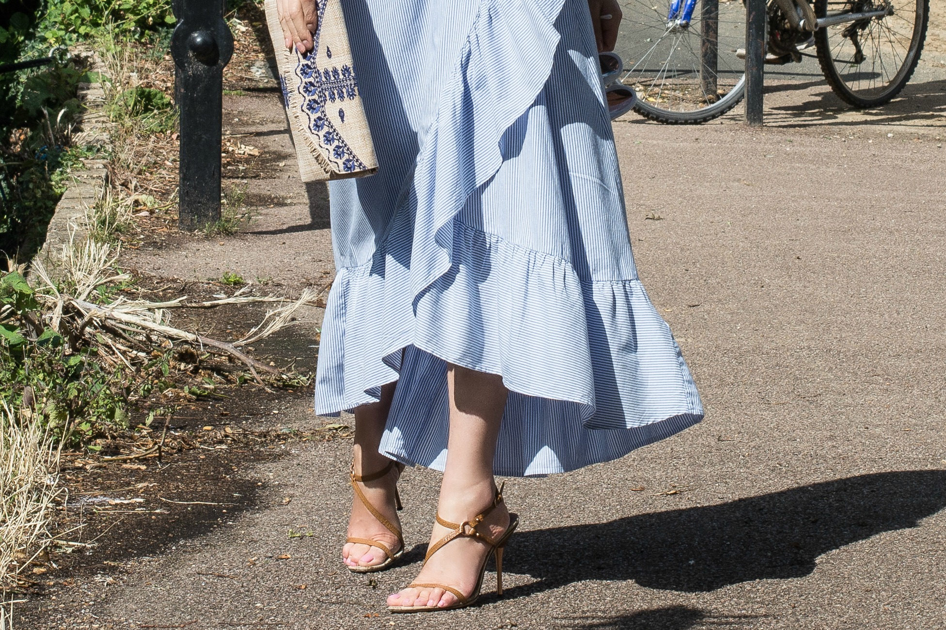 blue-pinstriped-cotton-skirt-gucci-tan-sandals