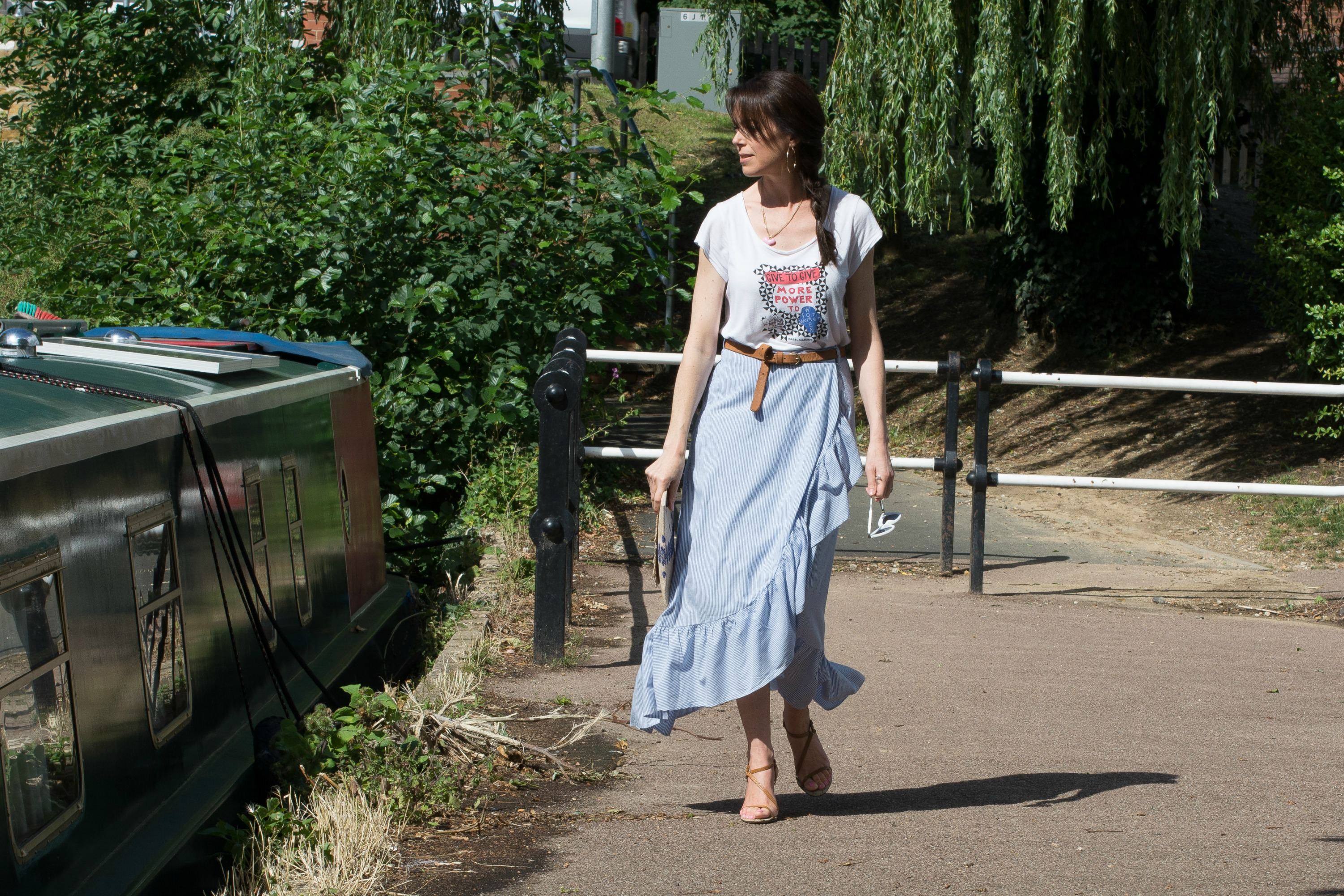 blue-pinstriped-cotton-skirt-gucci-heels