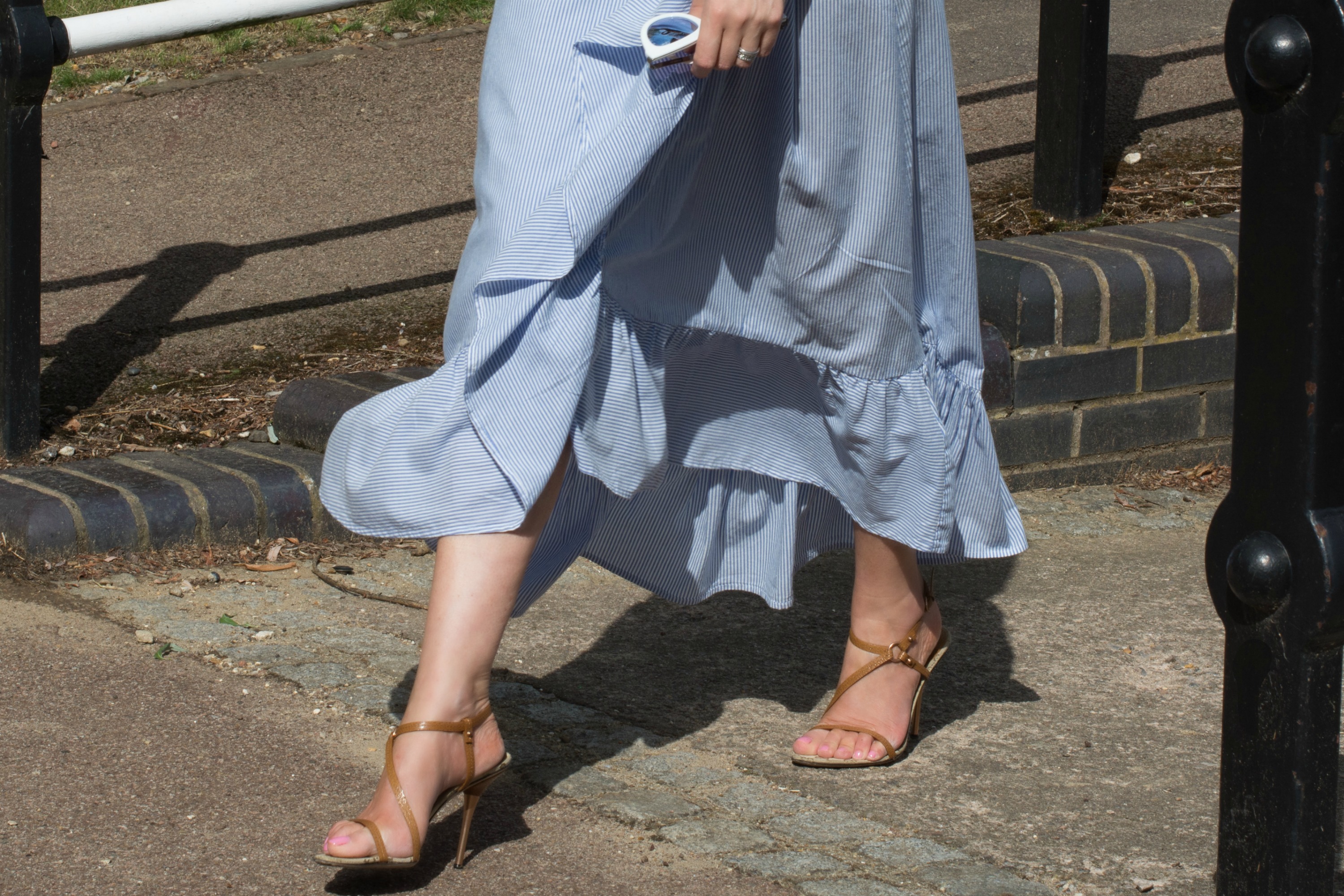 blue-pinstriped-cotton-skirt-gucci-tan-sandals