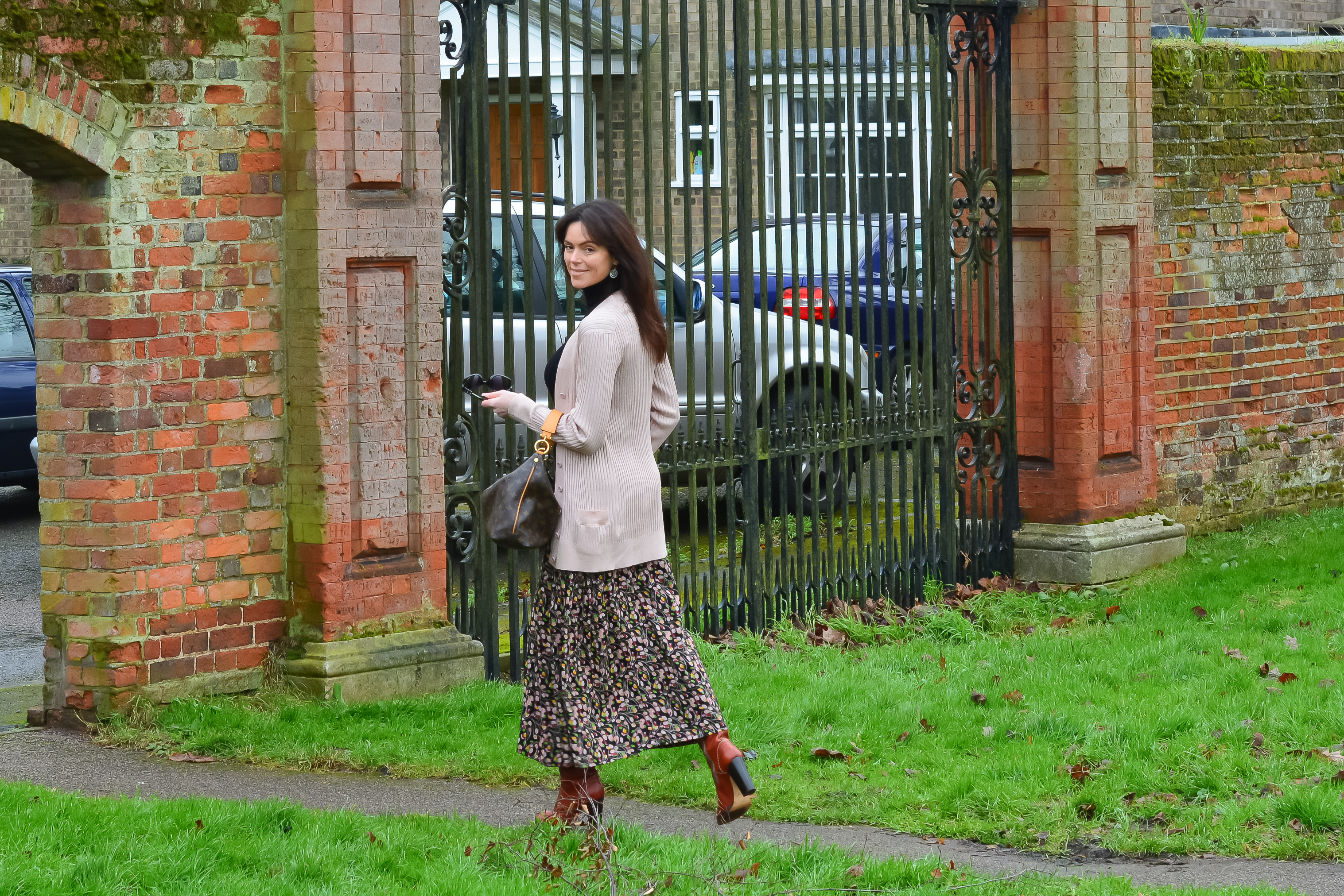 How-I-wear-my-floral-maxi-skirt-with-boots