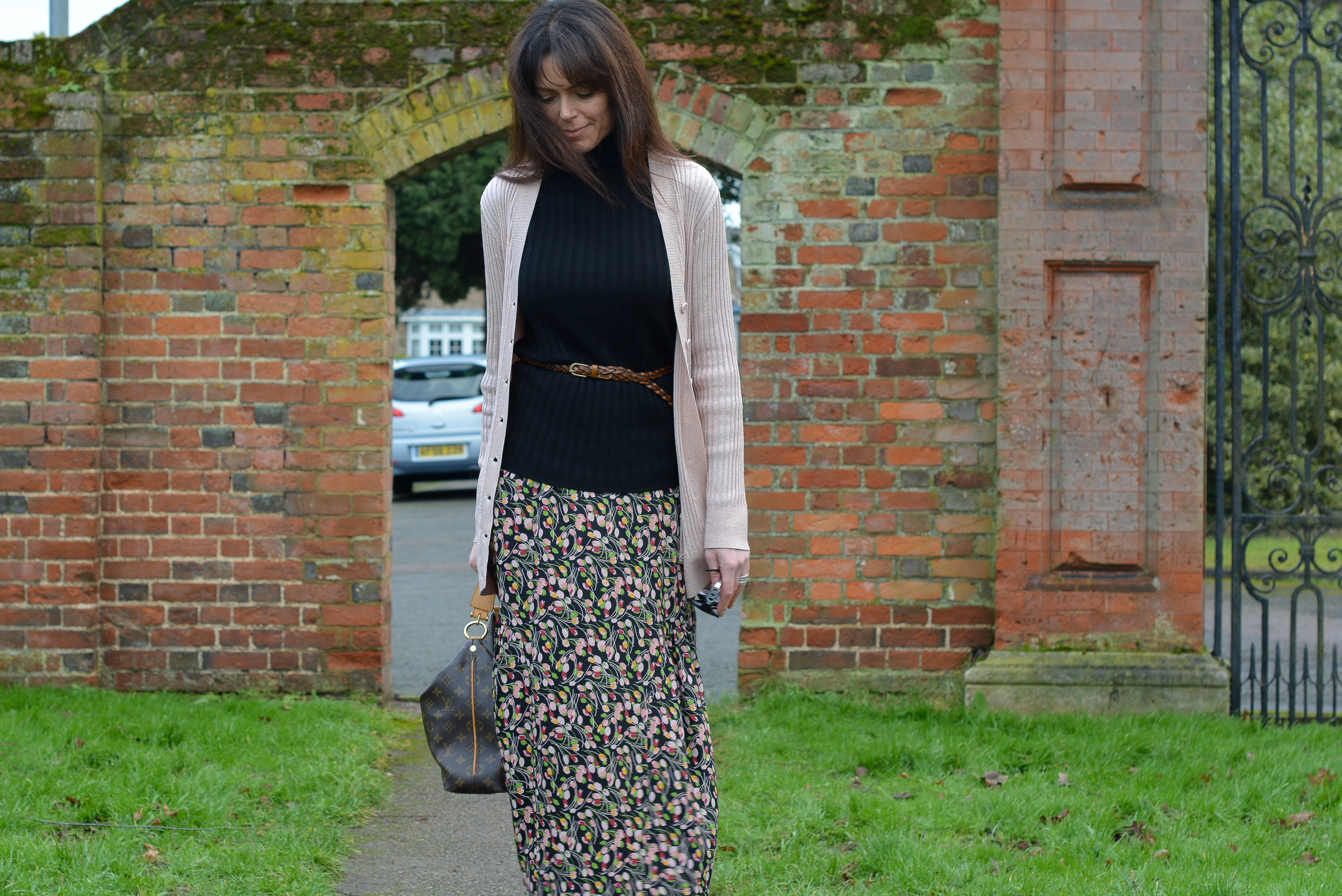 How-I-wear-my-floral-maxi-skirt-with-boots