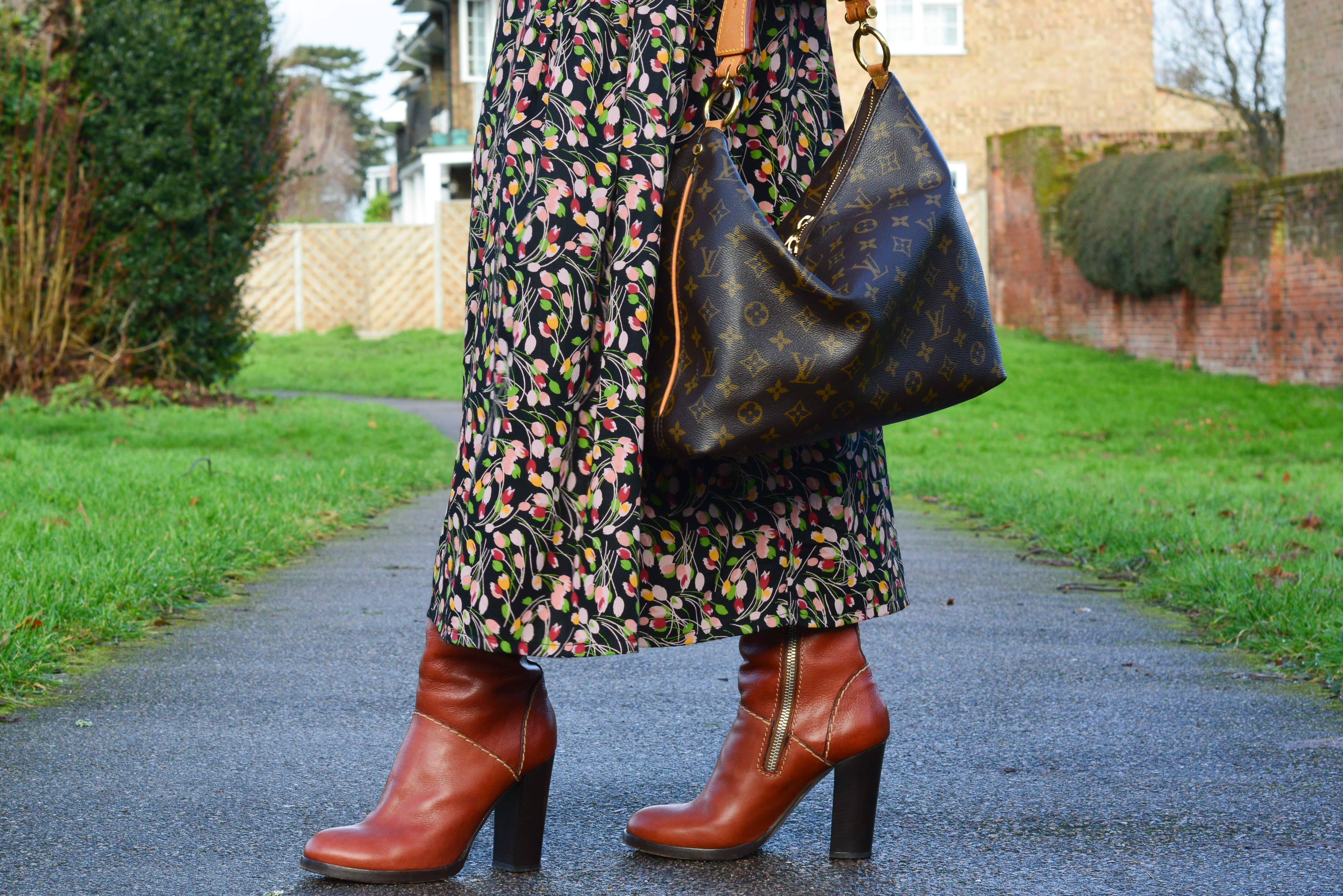 How-I-wear-my-floral-maxi-skirt-with-boots