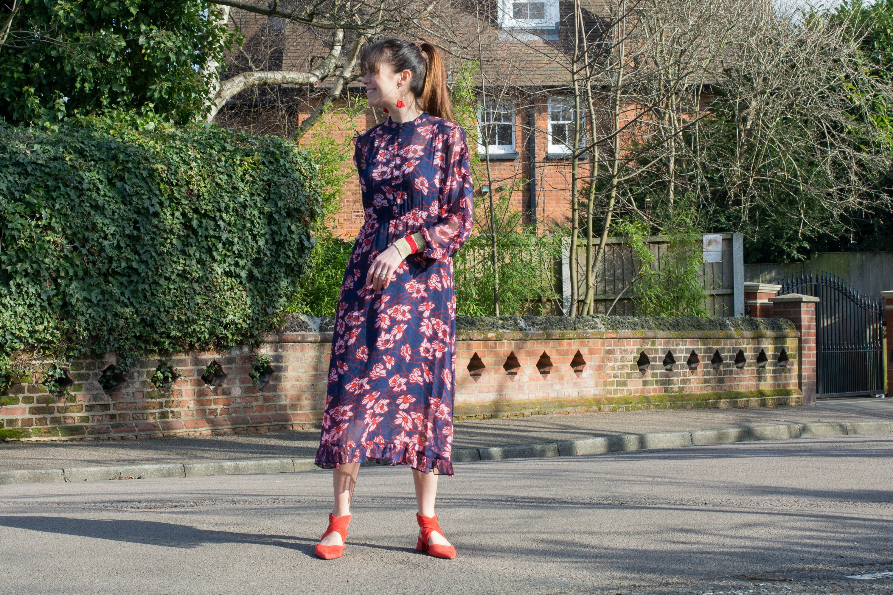 Baum-Und-Pfderdgarten-floral-dress-ruffle-detail-sporty-lurex-cuffs-red details