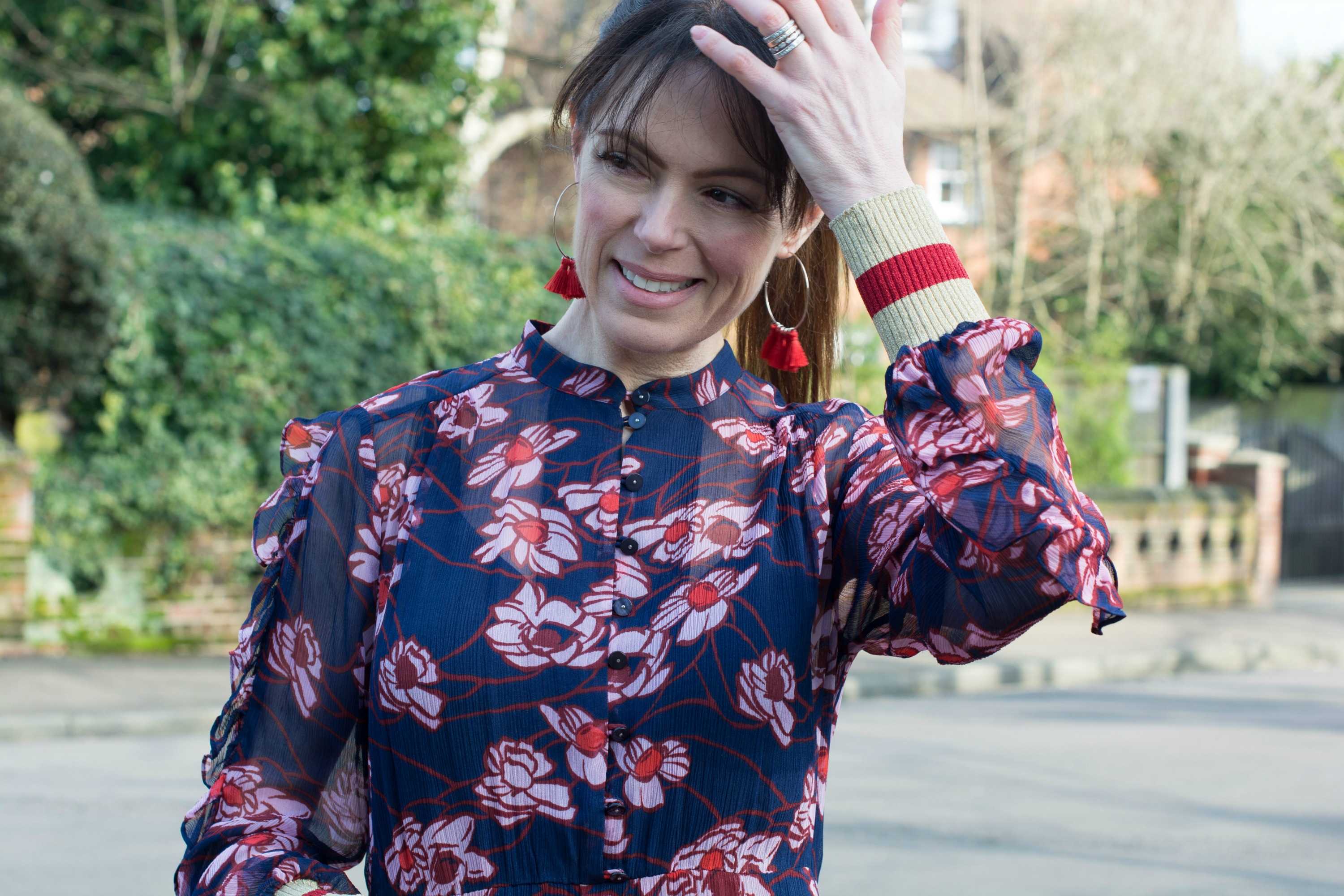 Baum-Und-Pfderdgarten-floral-dress-ruffle-detail-sporty-lurex-cuffs-pops-red-tassel-earrings