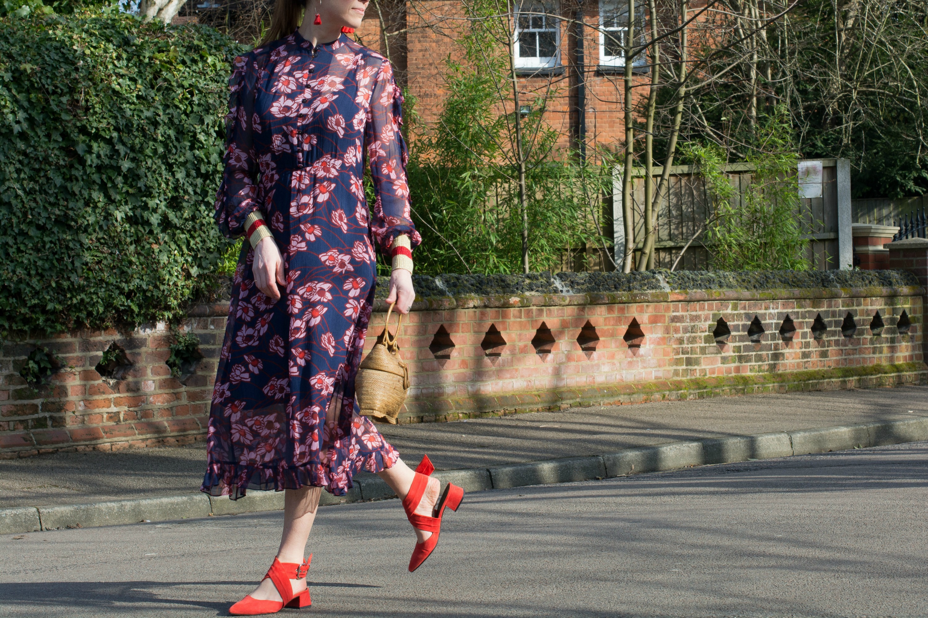 Baum-Und-Pfderdgarten-floral-dress-ruffle-detail-sporty-lurex-cuffs-pops-red