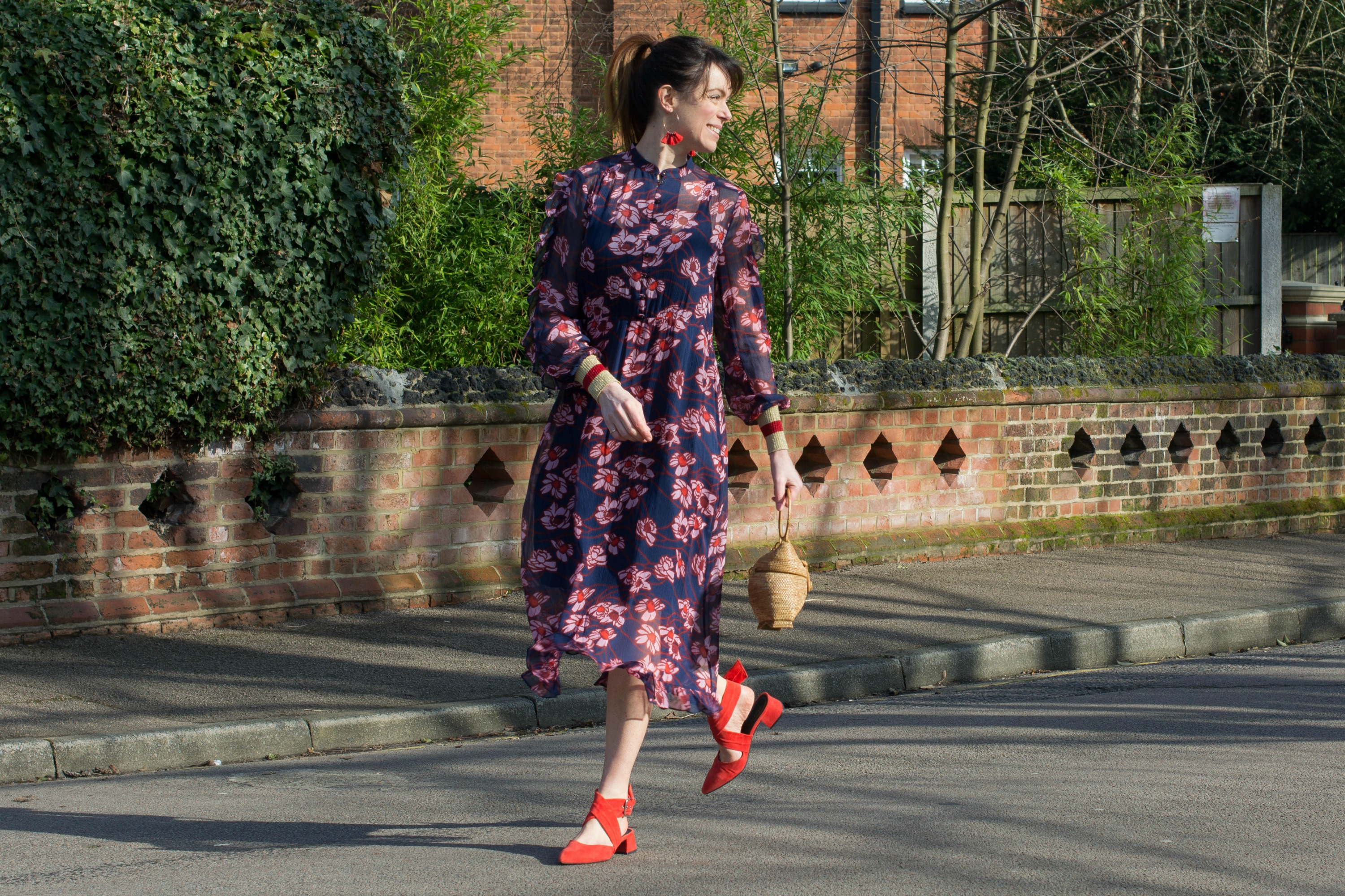 Baum-Und-Pfderdgarten-floral-dress-ruffle-detail-sporty-lurex-cuffs-red details