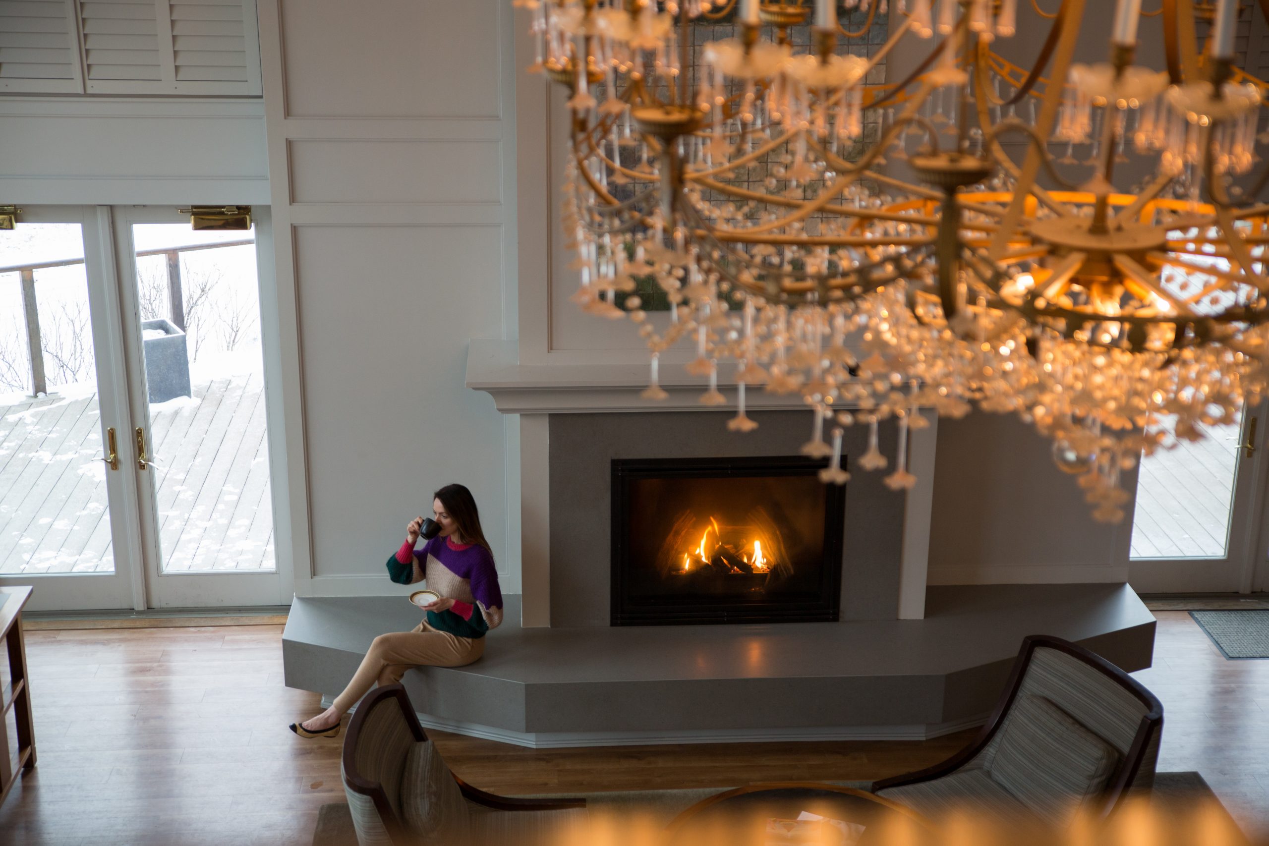 enormous-chandelier-and-fireplace-in-the-great-room-of-the-emerson-spa-hotel-in-the-catskills
