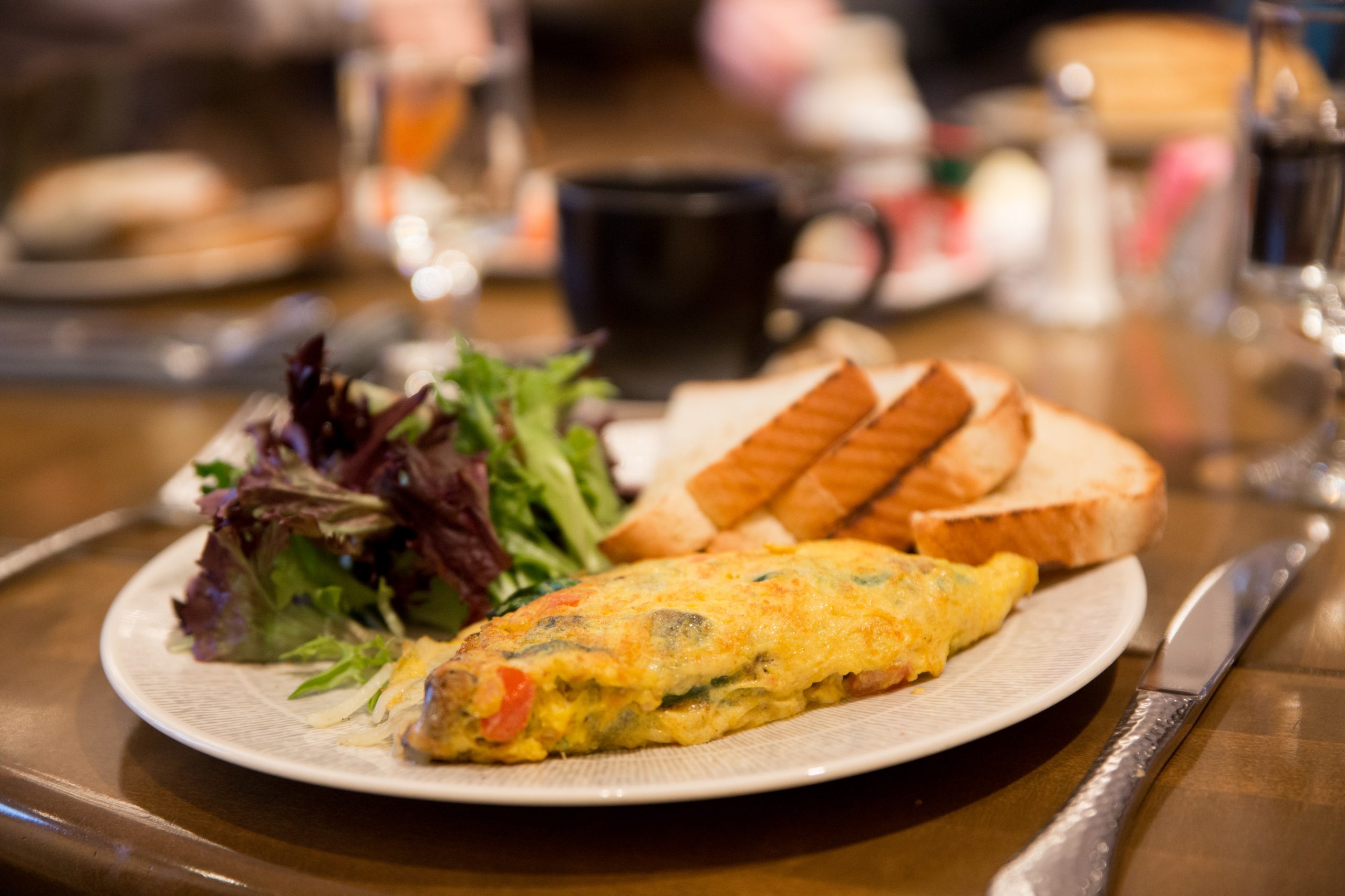 Woodnotes Grille, the on-site restaurant serves delicious breakfast and dinner of locally sourced ingredients